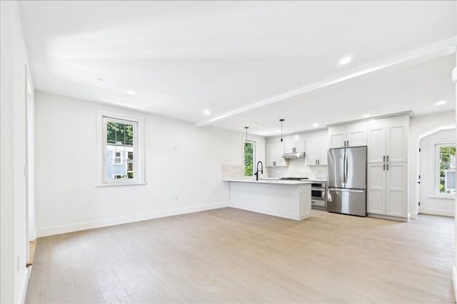 305 Chestnut Ave 5, Boston, MA 02130