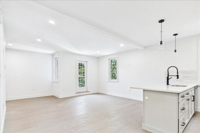 305 Chestnut Ave 5, Boston, MA 02130