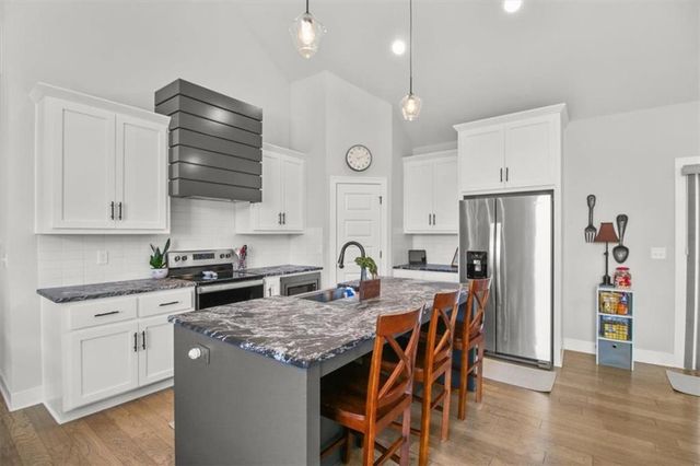 904 NW Lindenwood Drive, Grain Valley, MO 64029