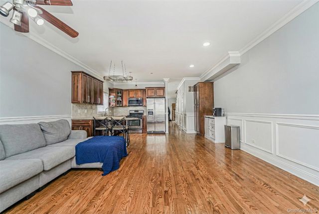 49 Llewellyn Place, Staten Island, NY 10310