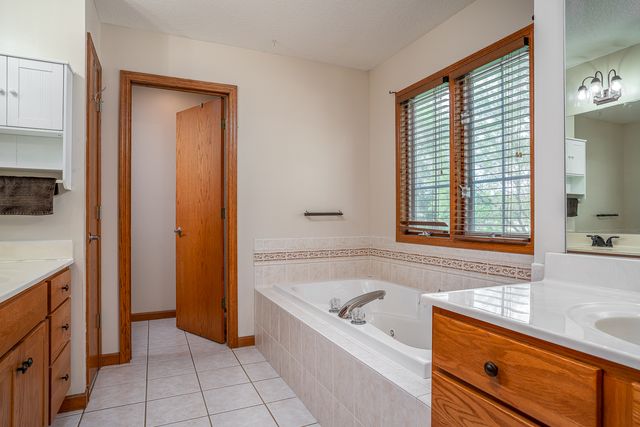 1099 BRIDGEVIEW Place, Leclaire, IA 52753