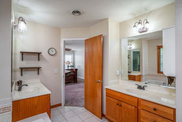 1099 BRIDGEVIEW Place, Leclaire, IA 52753