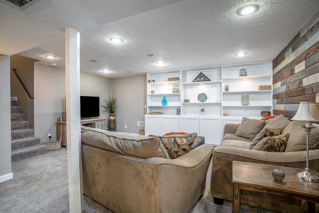 1099 BRIDGEVIEW Place, Leclaire, IA 52753