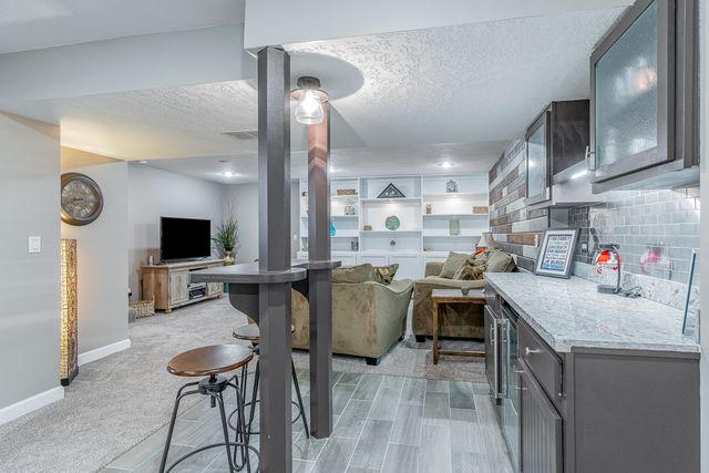 1099 BRIDGEVIEW Place, Leclaire, IA 52753