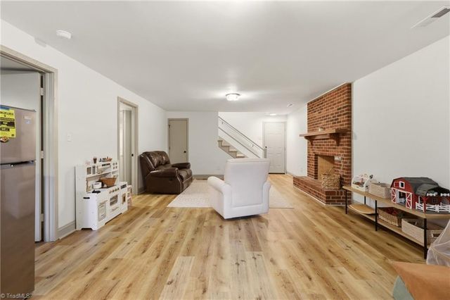 1832 Hunters Forest Drive, Winston-salem, NC 27103
