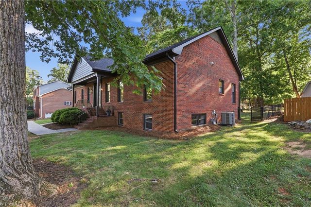 1832 Hunters Forest Drive, Winston-salem, NC 27103
