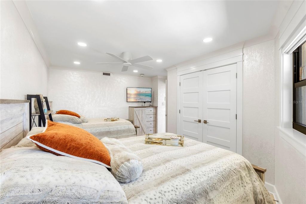 Image 19 of property listing at 5770 MIDNIGHT PASS C608, Siesta Key, FL 34242