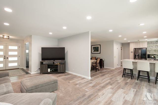 2 DOGWOOD Road, Rolling Meadows, IL 60008