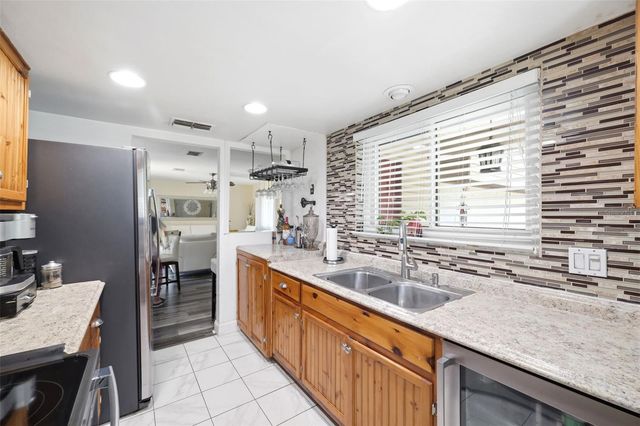 111 69TH AVENUE N, St Petersburg, FL 33702