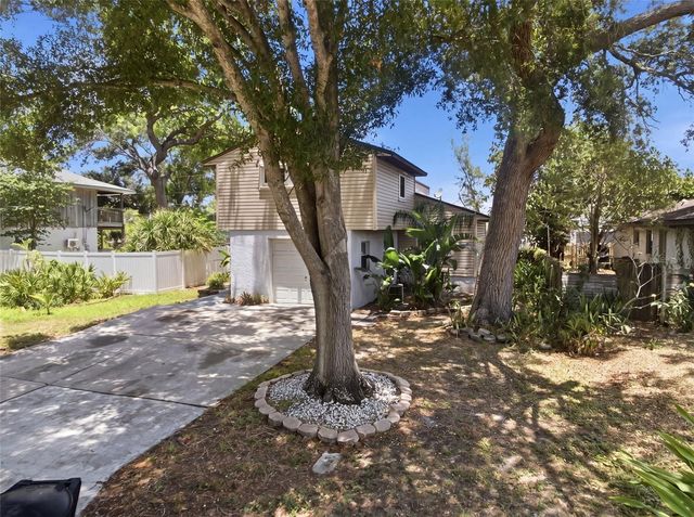 111 69TH AVENUE N, St Petersburg, FL 33702