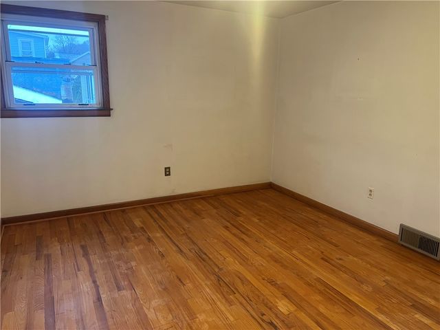 1020 Poe St, Vandergrift, PA 15690