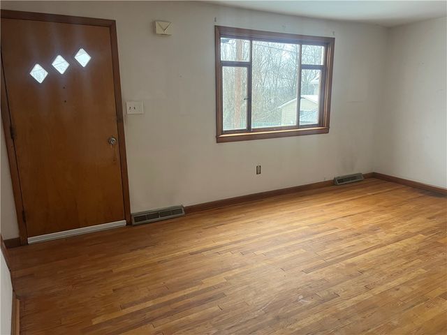 1020 Poe St, Vandergrift, PA 15690