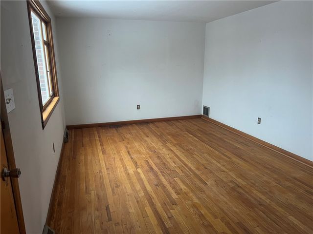 1020 Poe St, Vandergrift, PA 15690