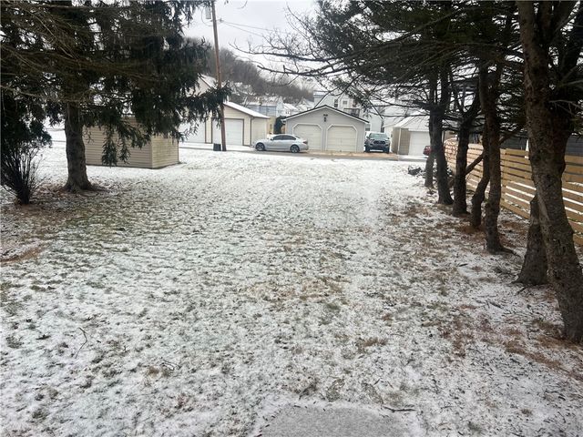 1020 Poe St, Vandergrift, PA 15690