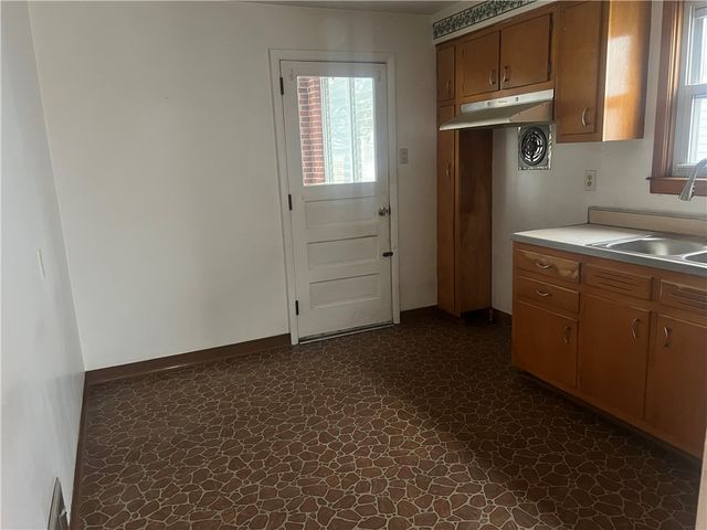 1020 Poe St, Vandergrift, PA 15690