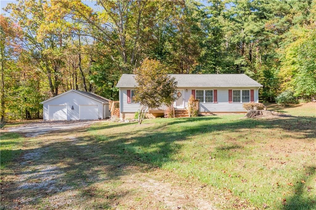 222 Greenwood SE Lane, Copper Hill, VA 24079