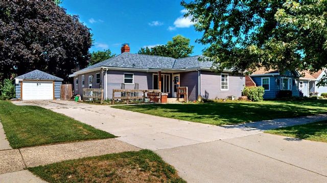 1227 E Memorial Drive, Janesville, WI 53545