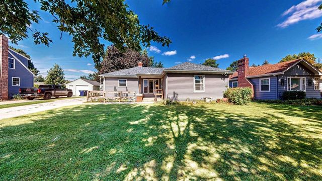 1227 E Memorial Drive, Janesville, WI 53545