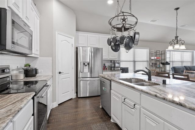 212 Providence Drive, Van Alstyne, TX 75495