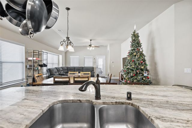 212 Providence Drive, Van Alstyne, TX 75495