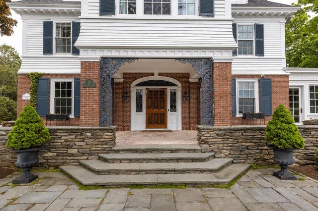 12 Willow Avenue, North Hampton, NH 03862