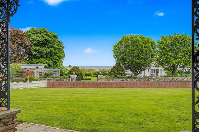 12 Willow Avenue, North Hampton, NH 03862