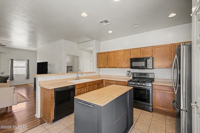 5465 W Bandtail Court, Marana, AZ 85658