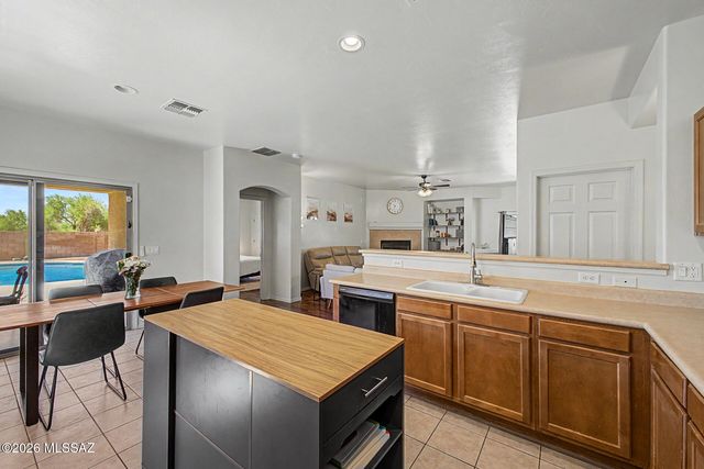 5465 W Bandtail Court, Marana, AZ 85658
