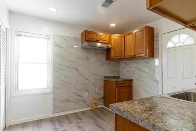 25627 Penn Street, Dearborn Heights City, MI 48125