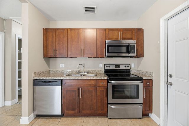 8 NE 9th Avenue, Deerfield Beach, FL 33441