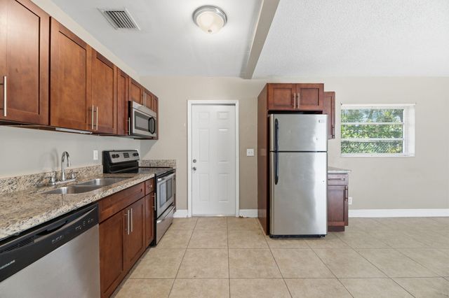 8 NE 9th Avenue, Deerfield Beach, FL 33441