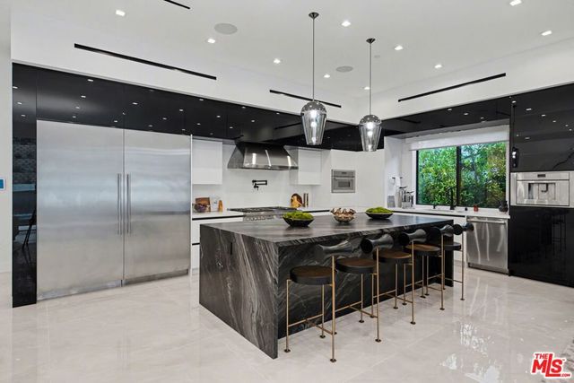 5649 Rawlings Avenue, Woodland Hills, CA 91367