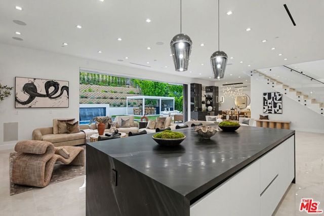 5649 Rawlings Avenue, Woodland Hills, CA 91367