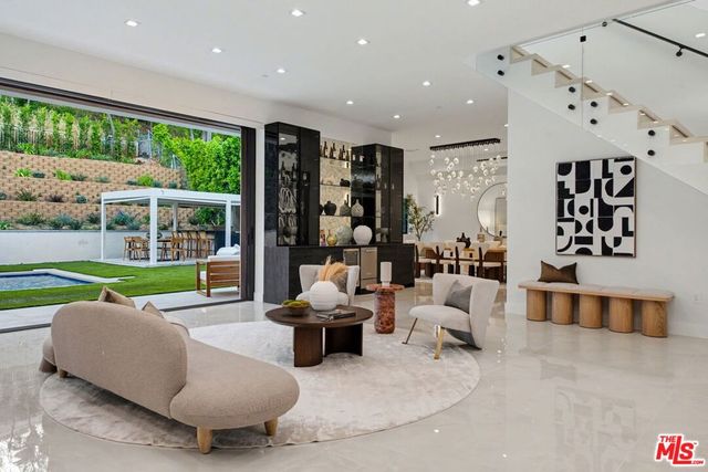 5649 Rawlings Avenue, Woodland Hills, CA 91367