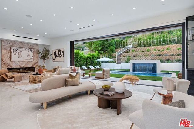 5649 Rawlings Avenue, Woodland Hills, CA 91367