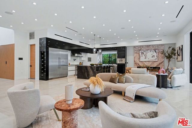 5649 Rawlings Avenue, Woodland Hills, CA 91367