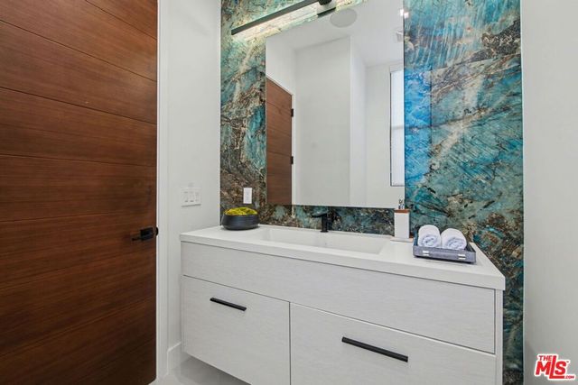 5649 Rawlings Avenue, Woodland Hills, CA 91367