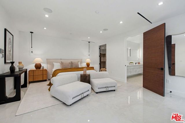 5649 Rawlings Avenue, Woodland Hills, CA 91367