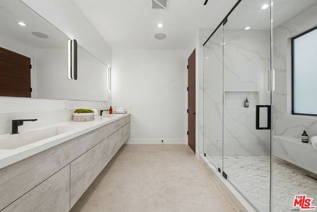 5649 Rawlings Avenue, Woodland Hills, CA 91367