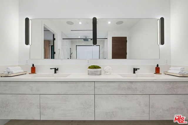 5649 Rawlings Avenue, Woodland Hills, CA 91367