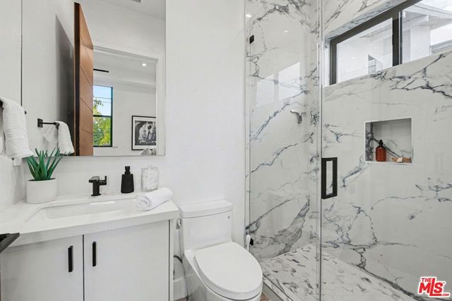 5649 Rawlings Avenue, Woodland Hills, CA 91367