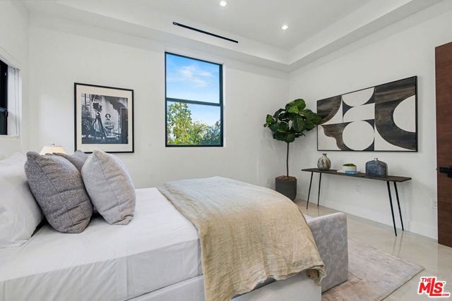 5649 Rawlings Avenue, Woodland Hills, CA 91367