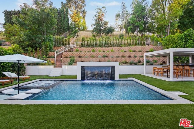 5649 Rawlings Avenue, Woodland Hills, CA 91367