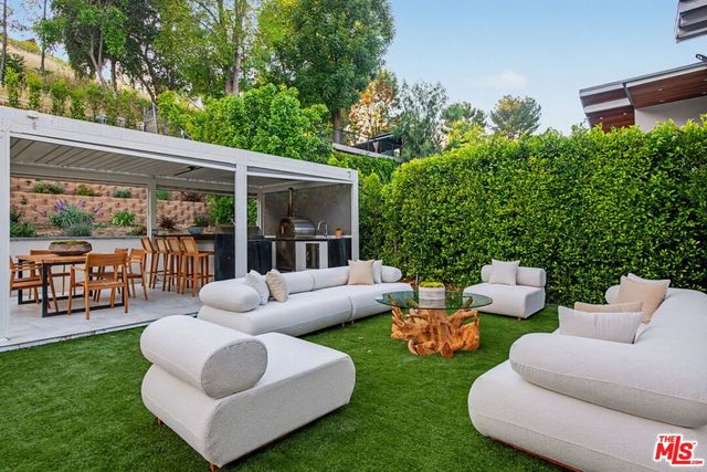 5649 Rawlings Avenue, Woodland Hills, CA 91367