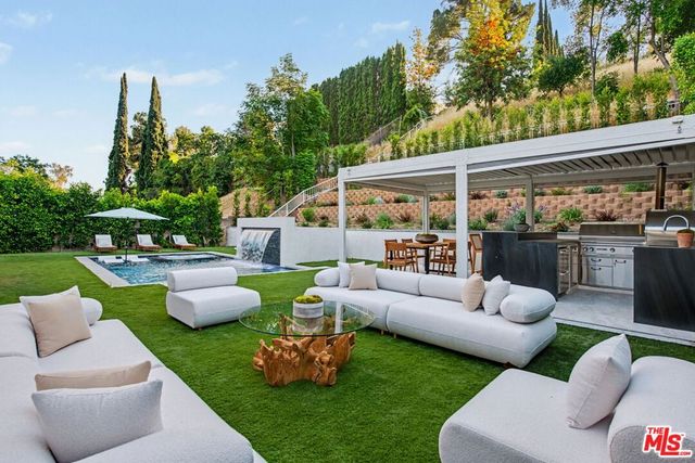 5649 Rawlings Avenue, Woodland Hills, CA 91367