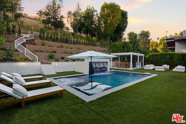 5649 Rawlings Avenue, Woodland Hills, CA 91367