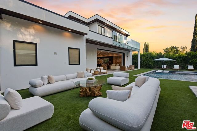 5649 Rawlings Avenue, Woodland Hills, CA 91367