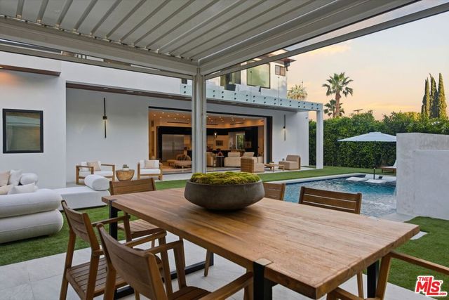 5649 Rawlings Avenue, Woodland Hills, CA 91367