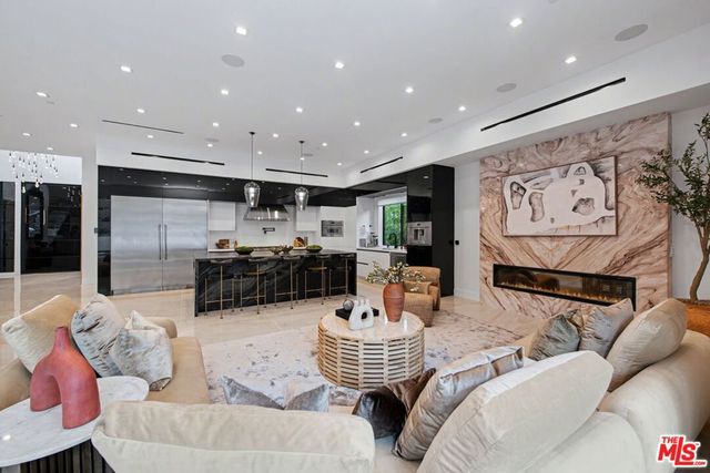 5649 Rawlings Avenue, Woodland Hills, CA 91367