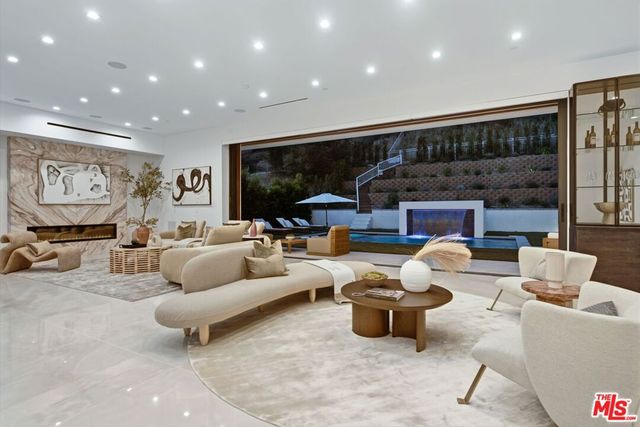 5649 Rawlings Avenue, Woodland Hills, CA 91367